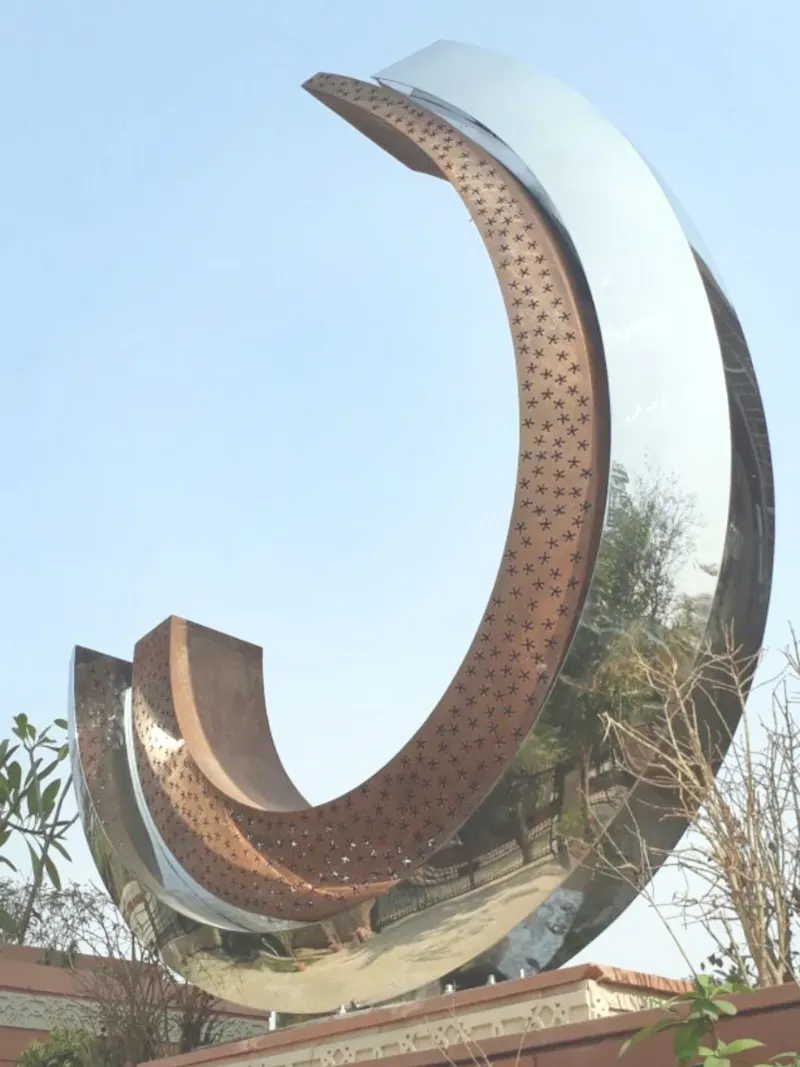 Crescent art project in High Court, Delhi